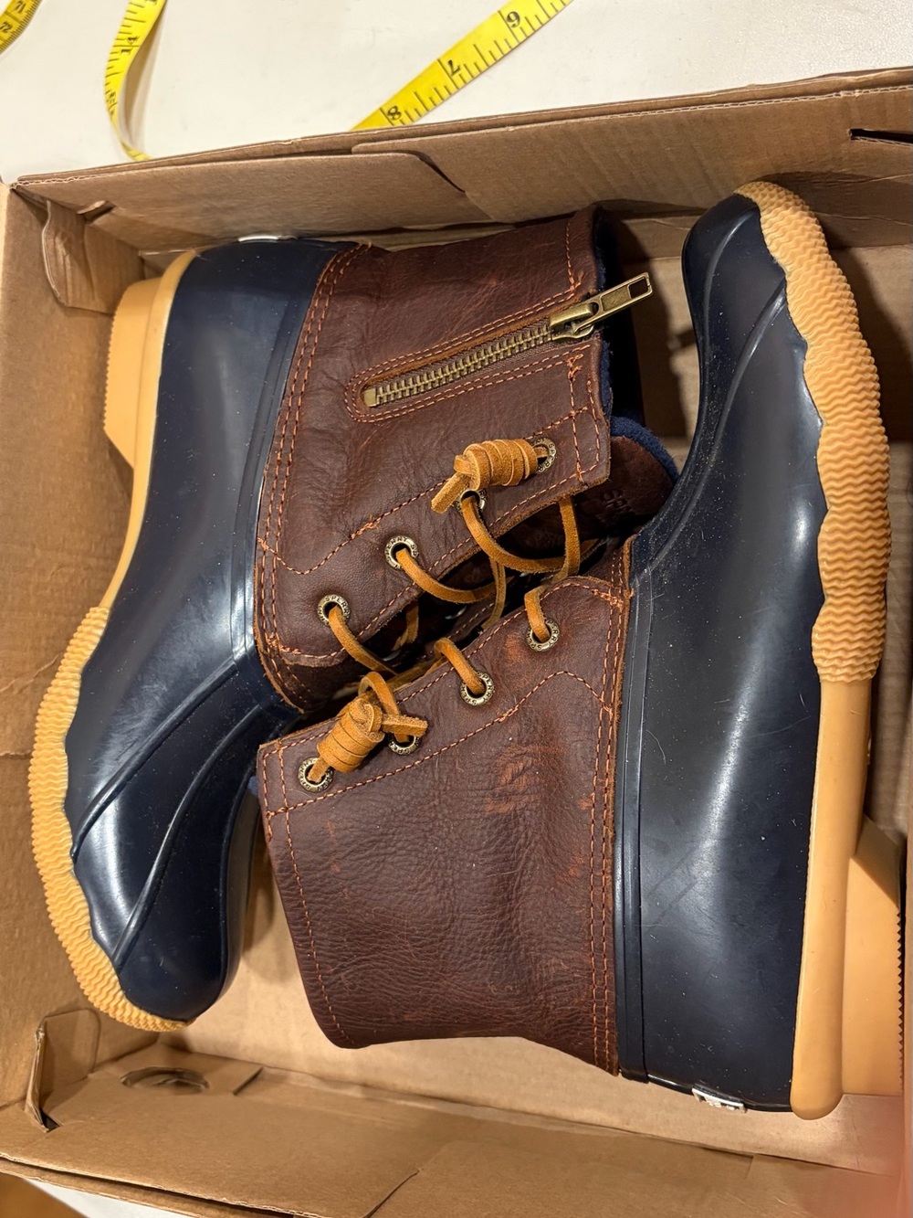 Sperry saltwater tan/navy 6.5